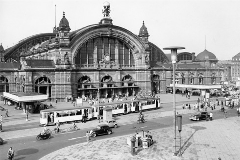 1952: Frankfurt am Main, Bahnhofsplatz<br />