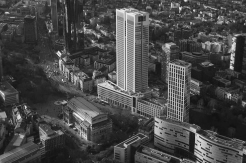 2009: Frankfurt, Opernplatz (rechts der Opernturm von Prof. Christoph Mäckler Architekten)<br />