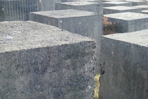 ... mit Eisenmans Holocaust-Mahnmal in Berlin. "Gärten", so Eelco Hooftman, "sind selten unschuldig".<br />