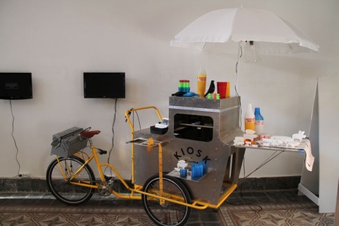 "Adhocracy" thematisiert den Einfluss digitaler Technologien auf das Produktdesign. Im Bild: "Kiosk 2.0" des belgischen Studios "Unfold", ein Verkaufsstand, der Objekte scannen und 3-D in Kunststoff ausdrucken kann.<br />
