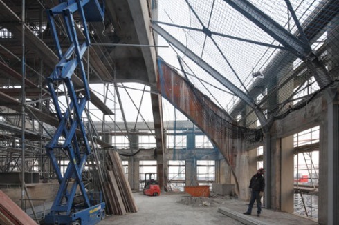 In der zweigeschossigen Stufenhalle unter dem "U" ist heute ein Restaurant.<br />