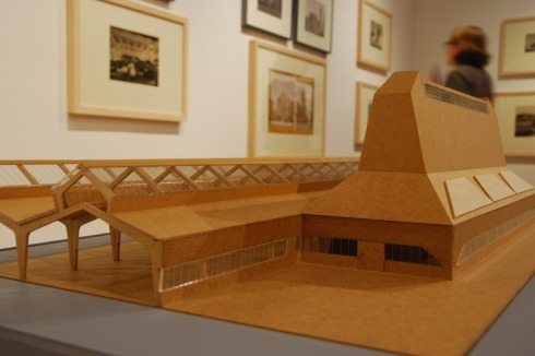 Die Ausstellung „Neue Baukunst! Architektur der Moderne in Bild und Buch“ läft bis 23. Februar im<br /><a href="http://www.landesmuseum-oldenburg.niedersachsen.de/portal/live.php?navigation_id=33582&article_id=115215&_psmand=184" >Landesmuseum Oldenburg</a><br />