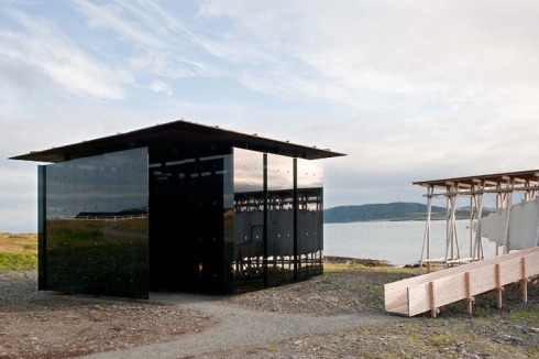 Im Glaskubus befindet sich die Bourgeois-Installation „The Damned, the Possessed and the Beloved“.<br />