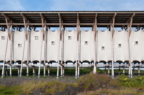 Zwischen das Gerüst aus Kiefernholz ließ Zumthor eine helle Textilhaut spannen.<br />