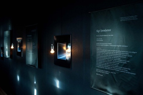 An der Wand des beengt wirkenden Ausstellungsraums hängen Auszüge aus Gerichtsprotokollen der Hexenprozesse.<br />