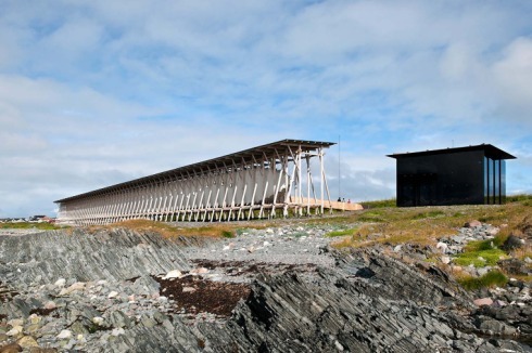 Mit der Konstruktion des Holzbaues zitiert der Schweizer Architekt typische Bauwerke der Region, ...<br />