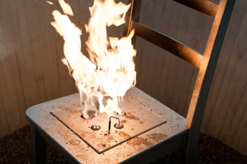 ... einen mit fünf Gasflammen versehenen „Folterstuhl“.<br />