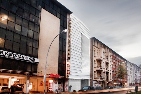 Das Bewegungsmotiv der Rampe wird in die nach innen gekrümmte Fassade übersetzt.<br />