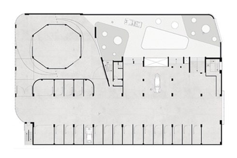 Auf allen Ebenen findet eine enge Verzahnung von Alt- und Neubau statt. Übergänge sind an den Rampen und durch die alten Parkboxen möglich.<br />