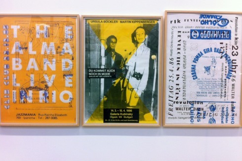 Von seinem Büro aus übernimmt und deligiert Kippenberger Aufträge; neben Fotografien, Gemälden, Skulpturen und Büchern entstehen diverse Plakate.<br />
