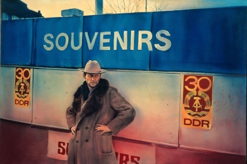 Das Klischee des eigenständig schaffenden Malergenies untergräbt er ironisch durch die Beauftragung eines Plakatmalers: "Ohne Titel (aus der Serie: Lieber Maler, male mir)", 1981<br />