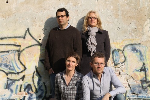 Die Gastgeber (das "Berlin Lab Team": José Gómez-Márquez, Rachel Smith, Corinne Rose, Carlo Ratti) präsentieren sich mit größtmöglicher "street credibility", ...<br />