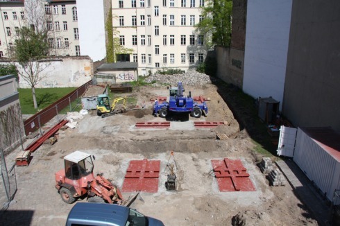 Ein grüner Hof, abseits der Straße, direkt neben der Architekturgalerie Aedes, die das "Lab" nun auch mit einer Ausstellung zu "Public Space by Atelier Bow-Wow" begleitet.<br /><a href="http://www.aedes-arc.de/sixcms/detail.php?template=det_aedes_ausstellung_artikel_2007&id=5947755&aktuell=1&menu_id=1" >Aedes</a><br />