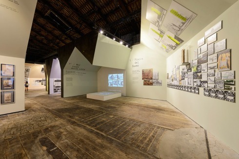 Anhand der Entwicklung Mailands werden in der ersten Ausstellungshalle historische Projekte gezeigt, bei denen der Bestand in den Neubau "überführt" wurde.<br />