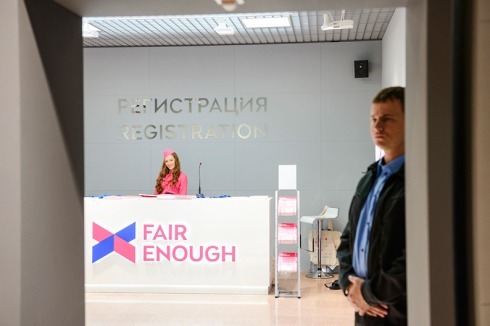 Warenschau im russischen Pavillon: Anstelle einer Ausstellung gibt es einen Rundgang über die Messe "Russia’s Past our Present".<br />