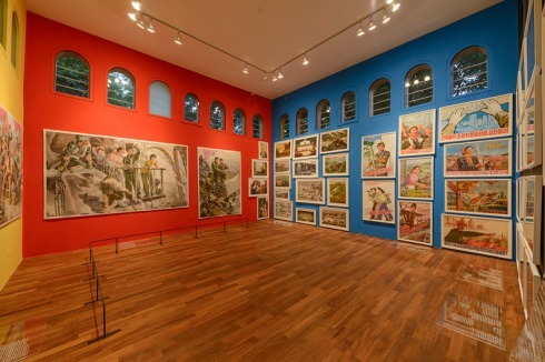 Propaganda Plakate im koreanischen Pavillon sollen demonstrieren, welche architektonischen Potentiale in der Zusammenarbeit beider Länder stecken könnten.<br />