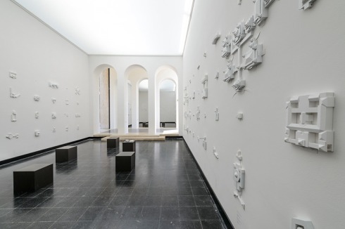 Wandrelief: An den Wänden des österreichischen Pavillons kleben 196 internationale Parlamentsgebäude.<br />