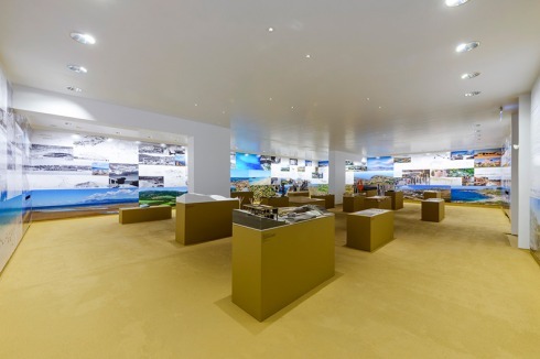 Strandatmosphären im griechischen Pavillon: "Tourism Landscapes: Remaking Greece" zeigt hundert Jahre Hotels, Ferienanlagen und Museen.<br />