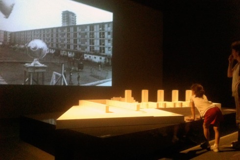 Gegenpol zur Villa ist die Siedlung "La Muette" (1942) in Drancy, die als Experiment für Vorfertigung begann und später als Konzentrationslager genutzt wurde. Die Moderne - Versprechen oder Drohung?<br />