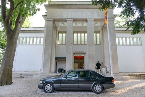 Das größte Modell steht im deutschen Pavillon. Die Kanzlerlimousine von Helmut Kohl versperrt dem Besucher zunächst den Weg, ...<br />