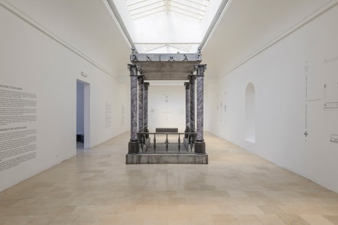 Ein Grabmal im polnischen Pavillon: die Replik des Mausoleum-Eingangs des polnischen Nationalhelden Józef Piłsudski. Im Unterschied zum Original scheint der Baldachin auf den Säulen zu schweben.<br />