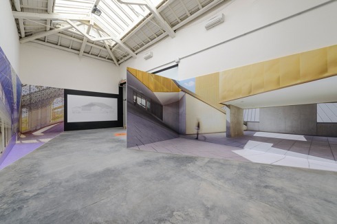 Absorbierende Innenräume im spanischen Pavillon: Im Maßstab 1:1 über Eck aufgezogene Fotos sollen den Biennale-Besucher ...<br />
