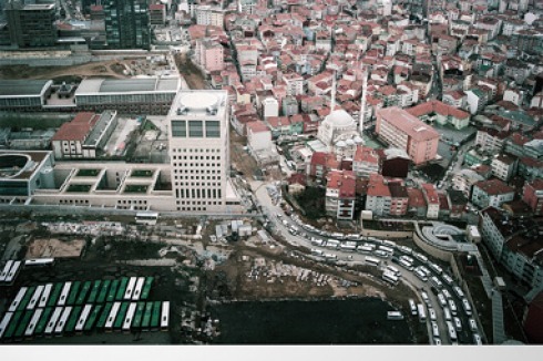 Abstrakt in drei Ebenen (Topografie, Infrastruktur und Schwellen) zerlegt: der Büyükdere Boulevard.<br />