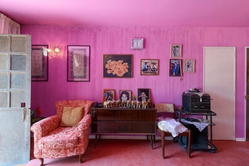 Den mit dem silbernen Löwen ausgezeichneten chilenischen Pavillon ("Monolith Controversies") betritt man über ein privates Wohnzimmer.<br />