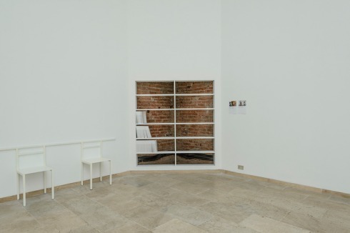 Beispielhaft wurde in den Ausstellungsräumen von „Interiors. Notes and figures“ ein Bücherregal in die Wand geschnitten. Weitere Infos und Teilnehmer unter<br /><a href="La Biennale:http" >//www.labiennale.org/en/architecture/exhibition/national-participations/index.html</a><br />