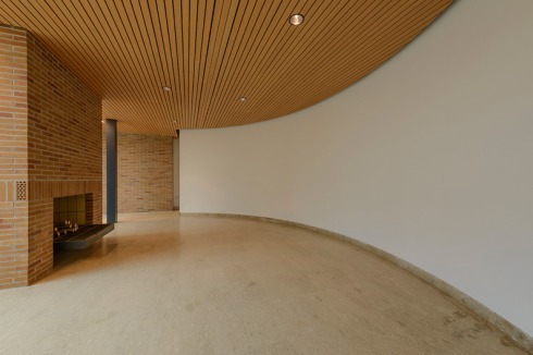 "Bungalow Germania": Das Kuratorenduo Ciriacidis und Lehnerer hat den Kanzlerbungalow im Maßstab 1:1 in den vom NS-Architekten Ernst Haiger (1938) umgebauten Innenraum des Pavillons gestellt.<br />