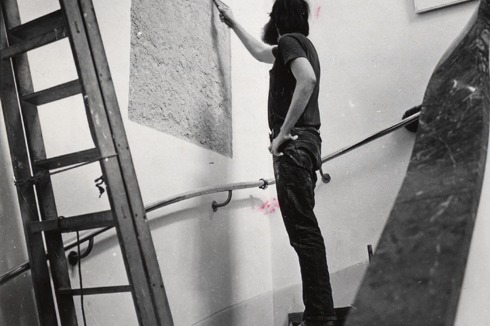 Original: Lawrence Weiner gestaltet A 36" x 36" (1968)<br />