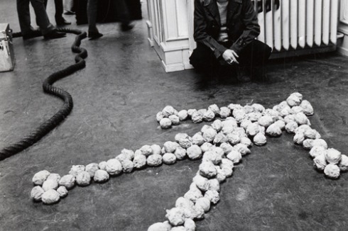 Original: "Me Sunbathing in Turin, January 19 1969" von Alighiero Boetti<br />