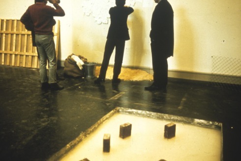 Original: "Untitled" von Giovanni Anselmo (1969); im Hintergrund arbeitet der Küntstler an "Untitled" (1968)<br />