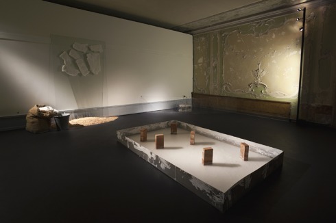Remake: "Untitled" (1968) von Giovanni Anselmo; im Hintergurnd (von links nach rechts): "Torsione" von Giovanni Anselmo (1968) und "Blp" von Richard Artschwager (1968)<br />