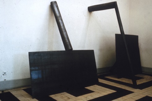 Original: (von links nach rechts) "Shovel Plate Prop", "Close Pin Prop", "Sign Board Prop" (1969) von Richard Serra<br />