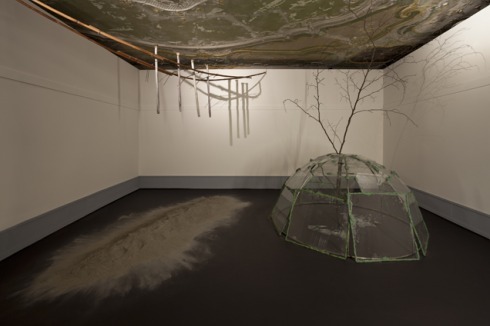 Remake: "Water Slips Down (Glass Igloo)" von Mario Merz<br />