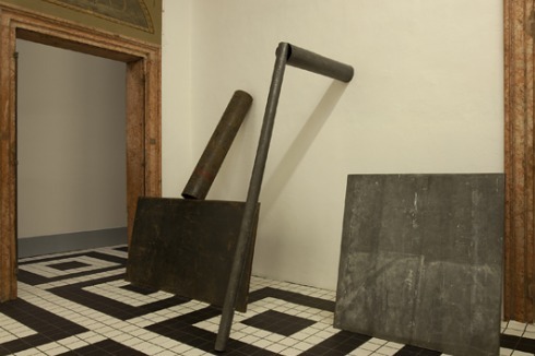Remake: "Shovel Plate Prop", "Close Pin Prop", "Sign Board Prop" (1969) von Richard Serra<br />