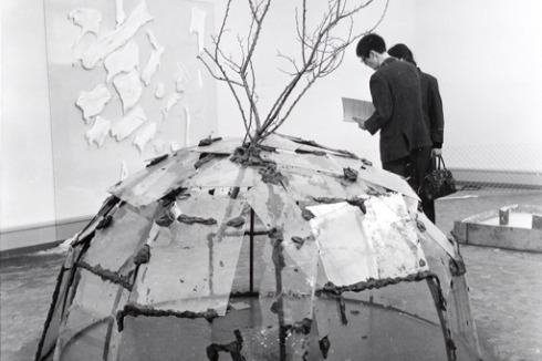 Original: "Water Slips Down (Glass Igloo)" von Mario Merz<br />