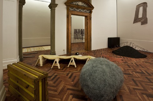 Remake: "Neon with cloth" von Keith Sonnier und Arbeiten von Richard Artschwager, Richard Tuttle, Alan Saret, Gary B. Kuehn, Walter De Maria<br />