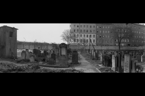 [Bernauer Straße, 13.27 Uhr] Ein Mann ruft: „Heil Hitler, Genossen, hier ist es besser.“ Dann entfernt er Steine aus der alten Mauer.<br />