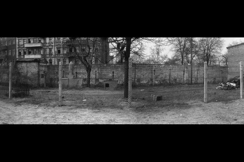 [Liesenstraße, 4.30 Uhr] Ein Mann schreit: „Erschießt den Hund dahinten, ich kann nicht mehr schlafen!“<br />