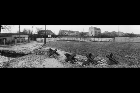 [Provinzstraße, 19.35 Uhr] Der Posten wird von einem Mann zur Fahnenflucht aufgefordert. Dabei fällt dem Mann die Tasche herunter. Er springt über die Mauer, um sie zu holen, und wird verhaftet.<br />