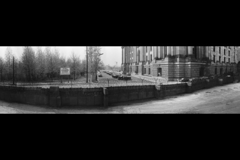[Clara Zetkin-Straße, 9.00 Uhr] Ein Westberliner Polizist: „Ist es bei euch auch so kalt wie bei uns?“<br />