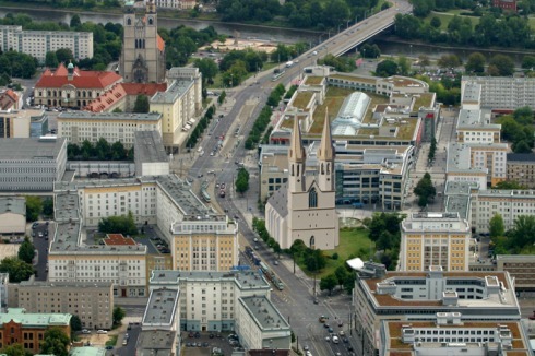 Nach 1990 wurde die Innenstadt mit den Malls "City Carré", "Ulrichshaus" und "Allee-Center" bestückt.<br />