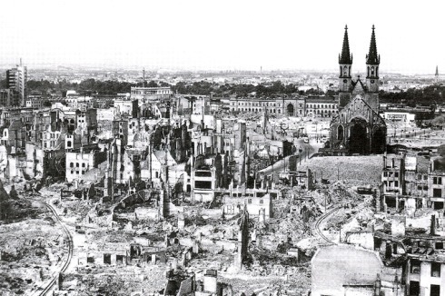 Trotz starker Zerstörungen überstand die romanische Ulrichskirche 1945 die Bombenangriffe der Alliierten.<br />
