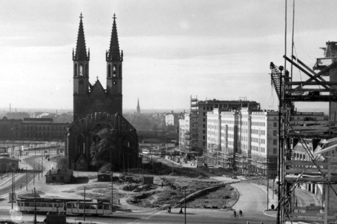 In den 50ern wurden sozialistische Wohnungsbauten entlang der damaligen Wilhelm-Pieck-Allee errichtet.<br />