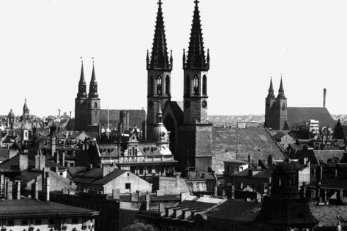 1920 prägen noch die Turmspitzen von St. Katharinen, der Ulrichskirche und St. Jakobi (v.l. n.r.) das Stadtbild.<br />