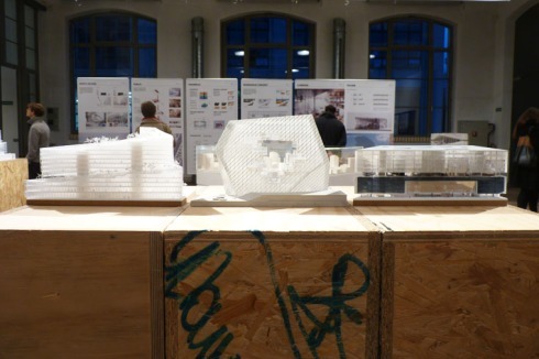 Neben den drei ersten Preisen waren im Berliner DAZ noch die übrigen 13 Teilnehmer zu sehen.<br />