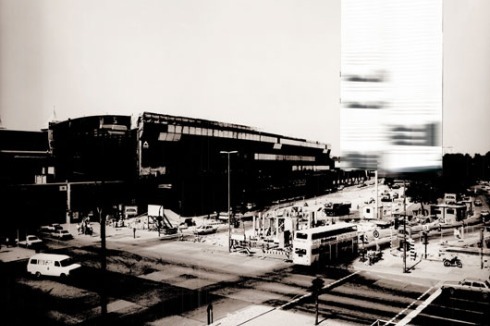Heike Hanada: die Bibliothek als Phantom über den Gleisen am Bahnhof Zoo.<br />