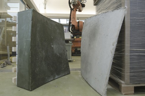 ... komplexer Geometrien und erinnert an kurvige Stahlwände von Richard Serra.<br />